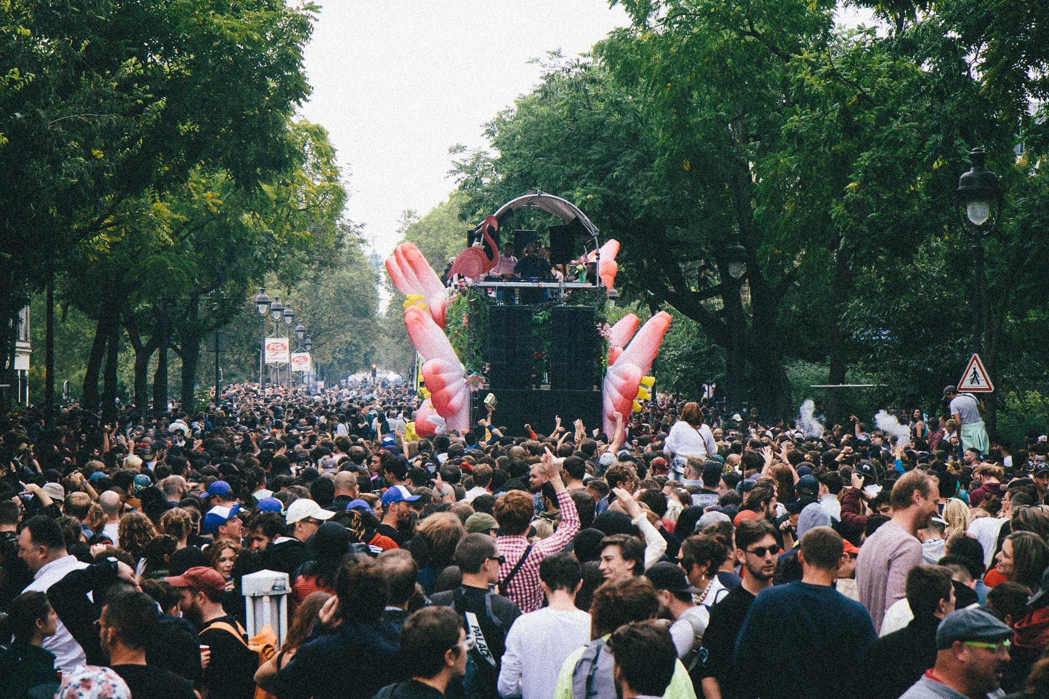 La Techno Parade fête ses 25 ans avec un défilé dans les rues parisiennes